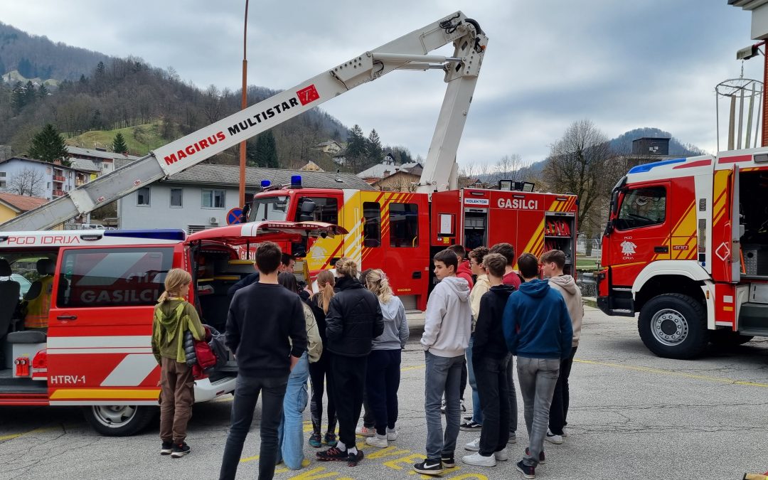 Učenci izbirnega predmeta Varstvo pred naravnimi nesrečami na terenu